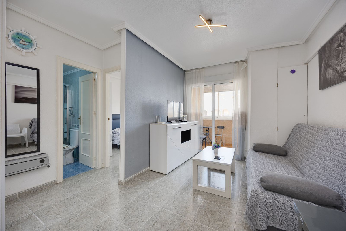 For sale - 2 Bedroom 1 Bathroom Apartment - Top Floor Apartment in Torrevieja - Torrevieja Centro  - Alicante