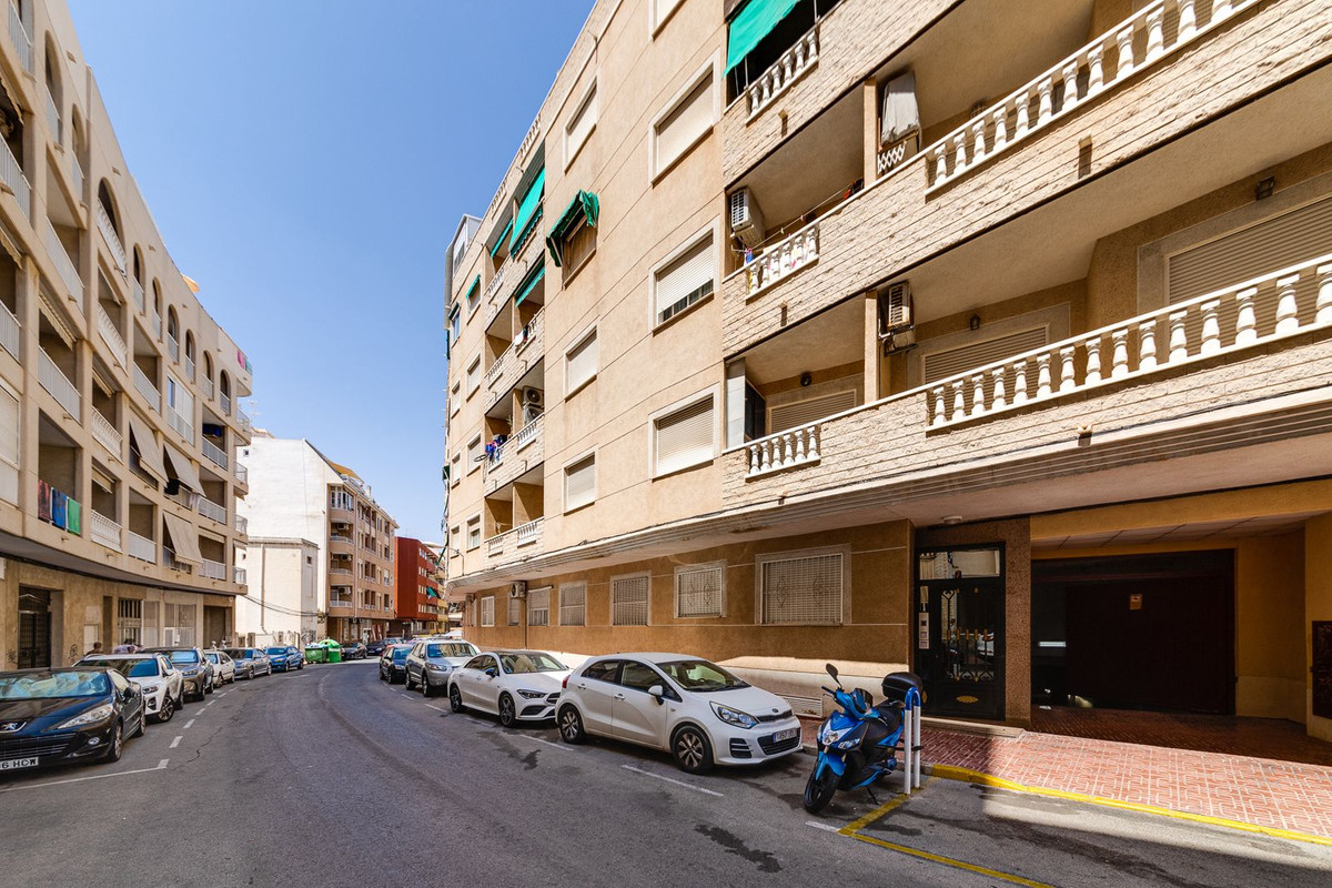 For sale - 2 Bedroom 1 Bathroom Apartment - Top Floor Apartment in Torrevieja - Torrevieja Centro  - Alicante