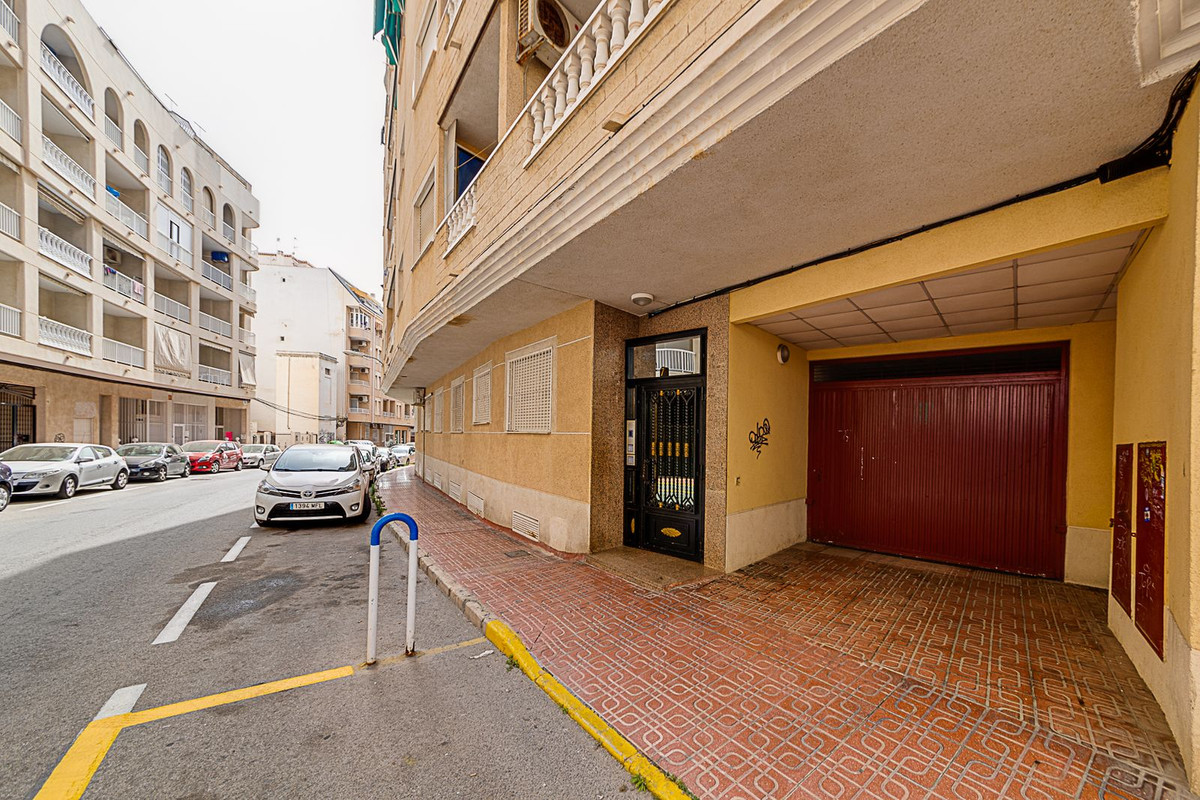 For sale - 2 Bedroom 1 Bathroom Apartment - Top Floor Apartment in Torrevieja - Torrevieja Centro  - Alicante