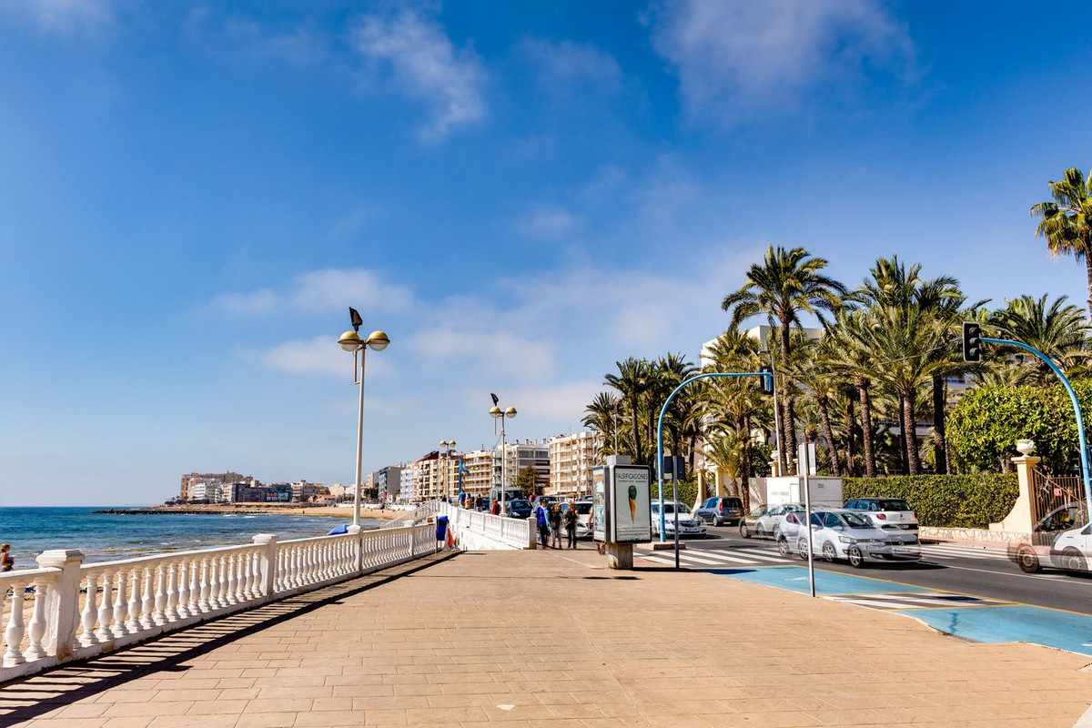 For sale - 2 Bedroom 1 Bathroom Apartment - Top Floor Apartment in Torrevieja - Torrevieja Centro  - Alicante