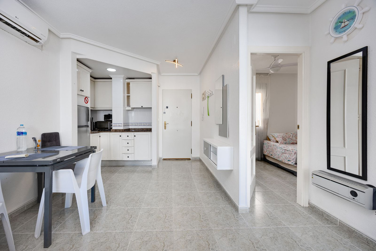 For sale - 2 Bedroom 1 Bathroom Apartment - Top Floor Apartment in Torrevieja - Torrevieja Centro  - Alicante