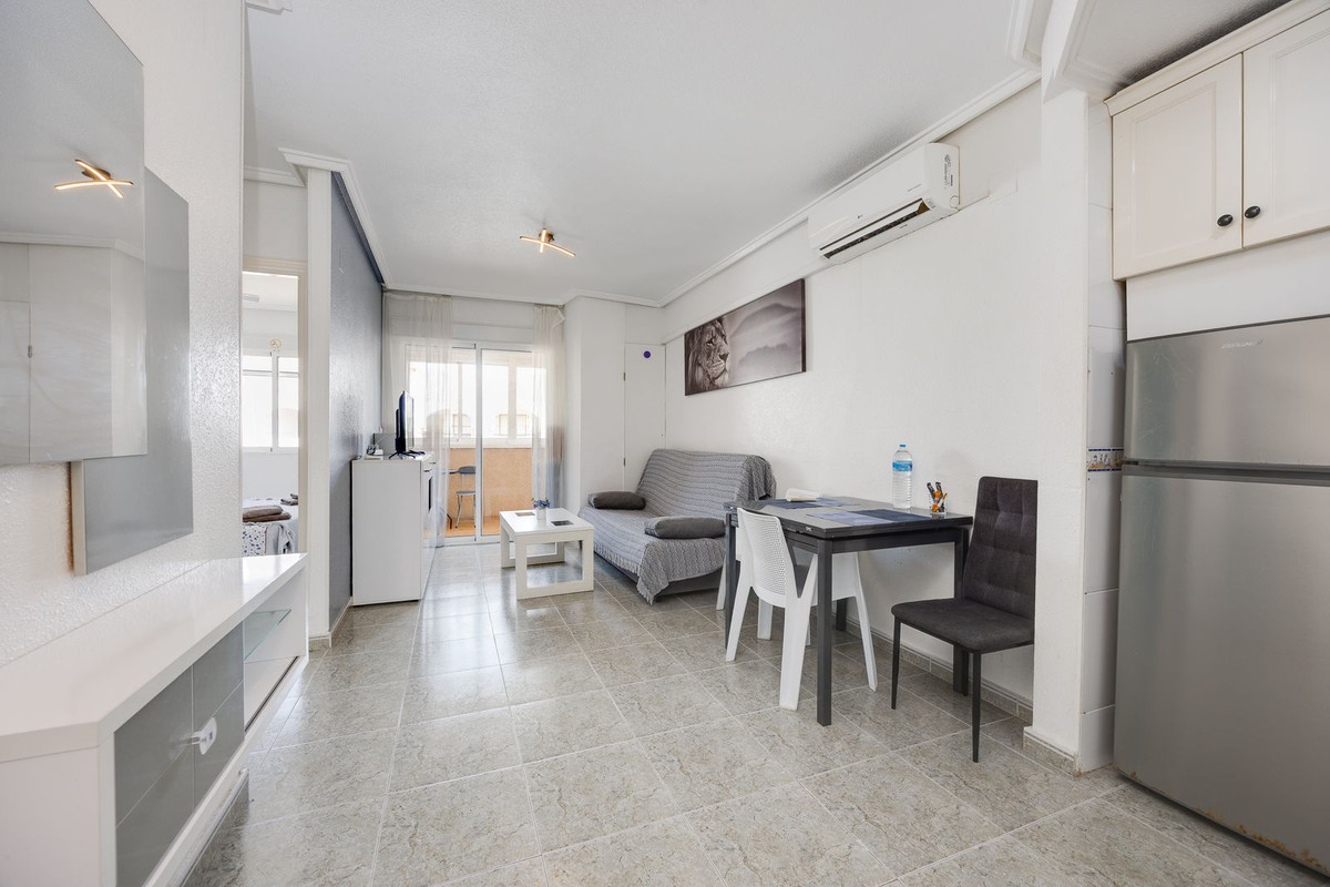 For sale - 2 Bedroom 1 Bathroom Apartment - Top Floor Apartment in Torrevieja - Torrevieja Centro  - Alicante