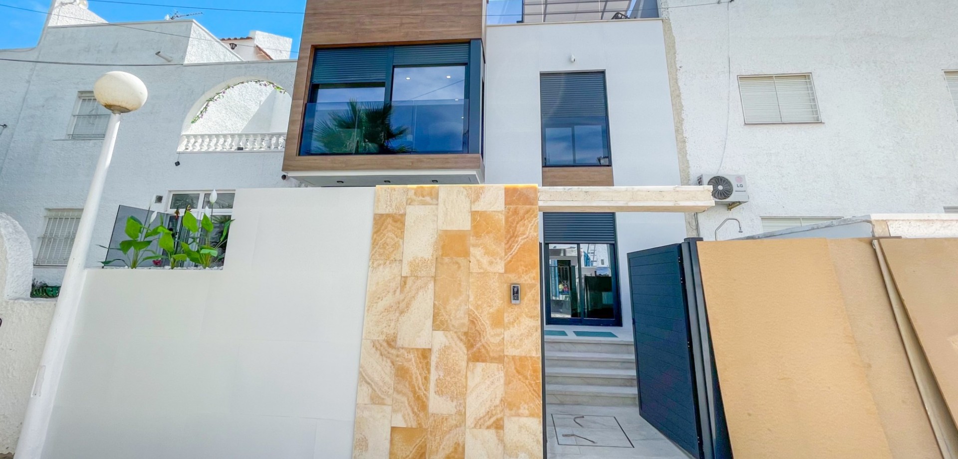 For sale - 3 Bedroom 3 Bathroom Townhouse in Torrevieja - Nueva Torrevieja - Aguas Nuevas  - Costa Blanca (Alicante)