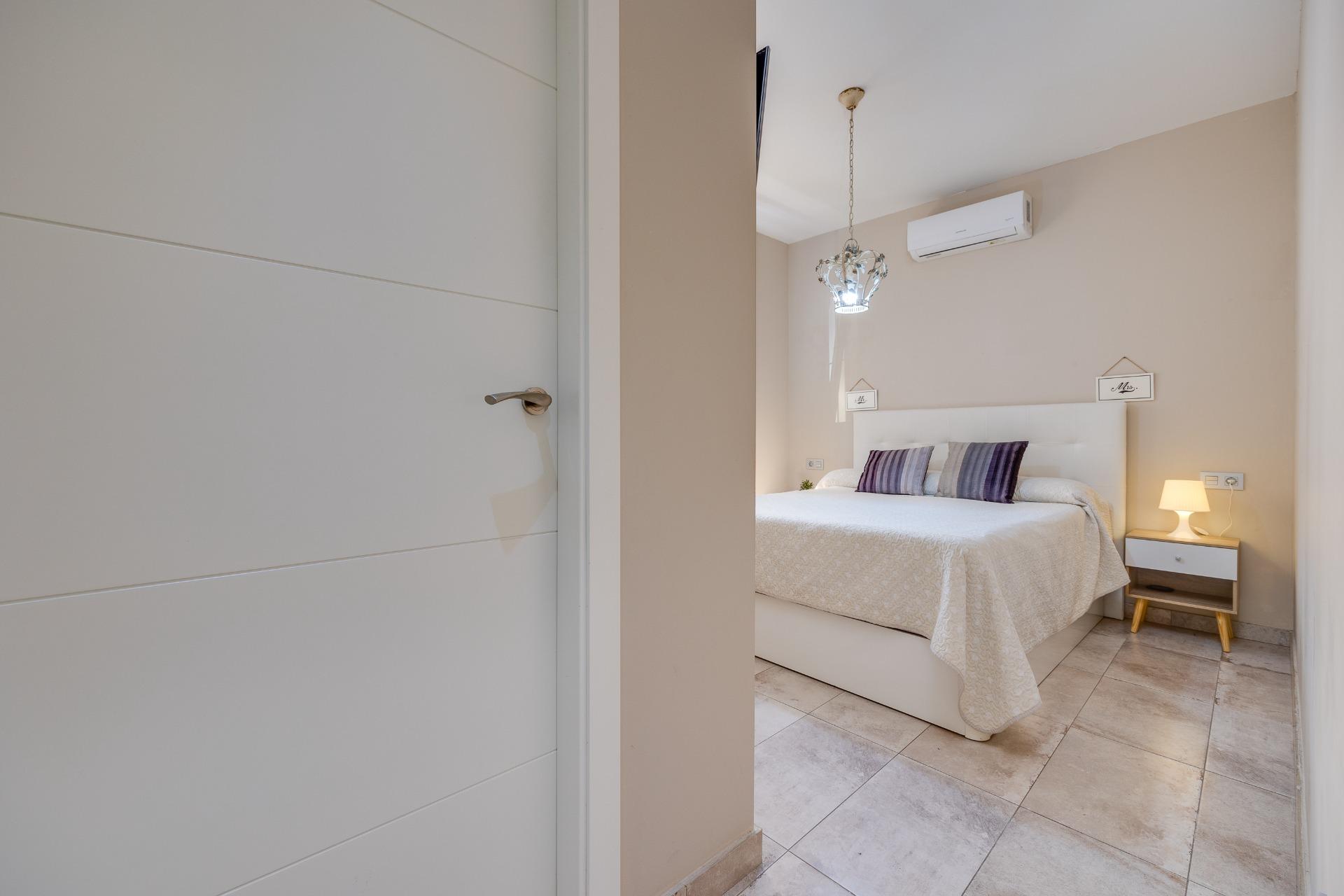 Resale - 3 Bedroom 1 Bathroom Town House in Torrevieja - Centro  - Alicante