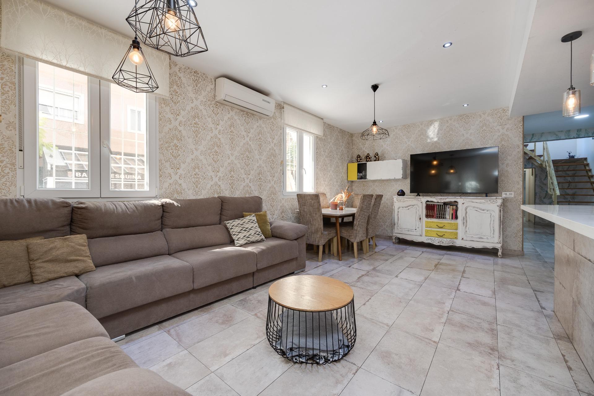Resale - 3 Bedroom 1 Bathroom Town House in Torrevieja - Centro  - Alicante