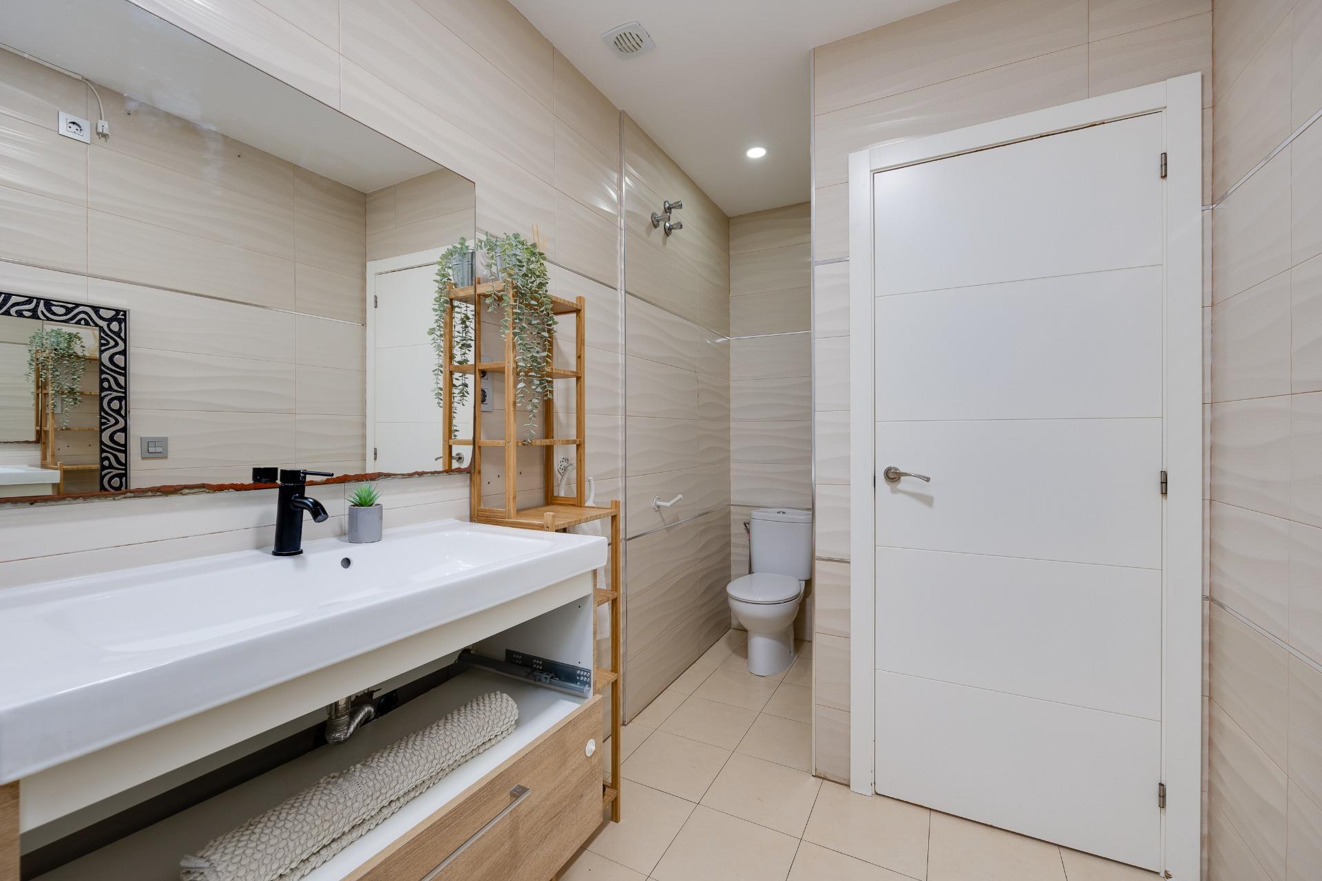 Resale - 3 Bedroom 1 Bathroom Town House in Torrevieja - Centro  - Alicante