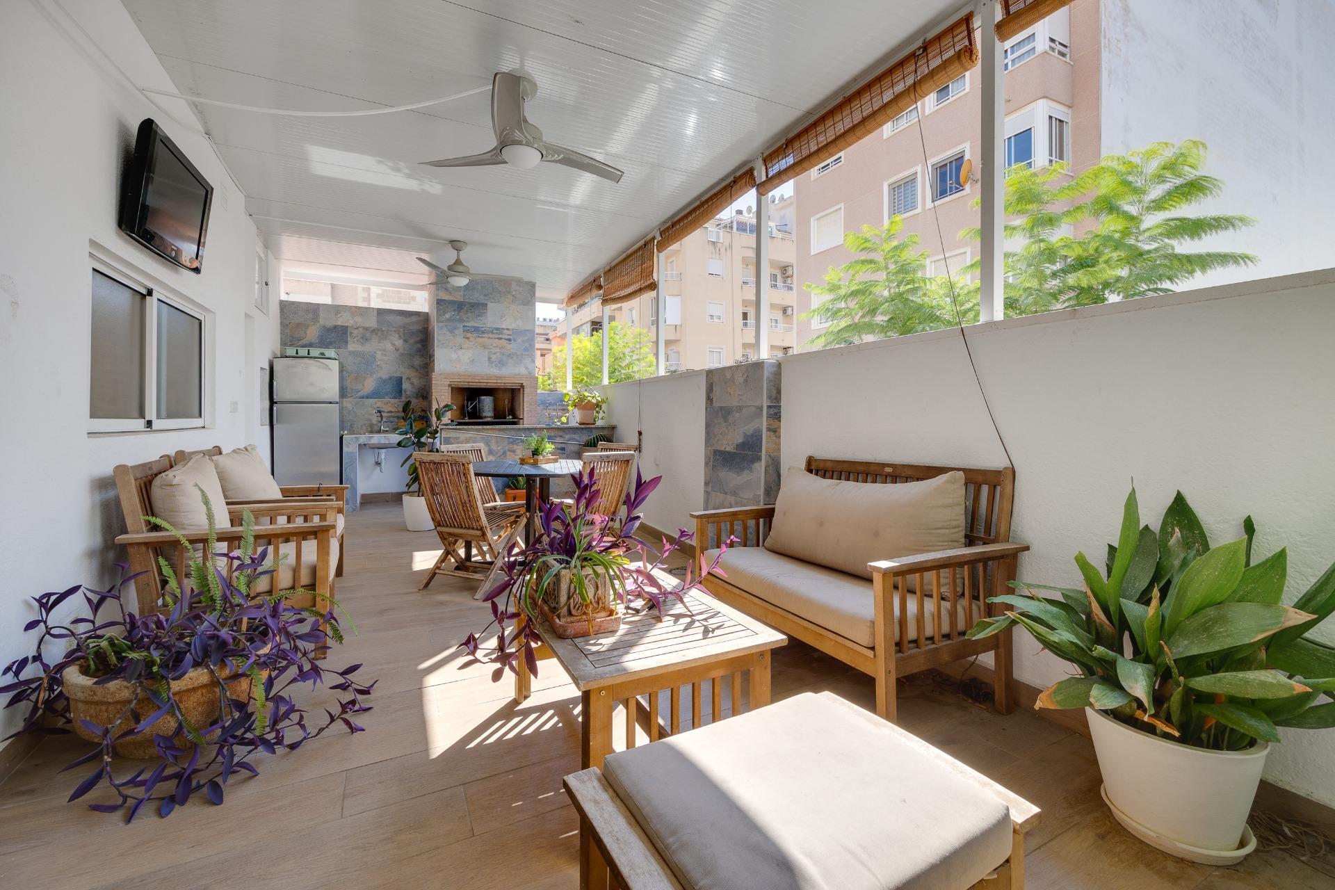 Resale - 3 Bedroom 1 Bathroom Town House in Torrevieja - Centro  - Alicante