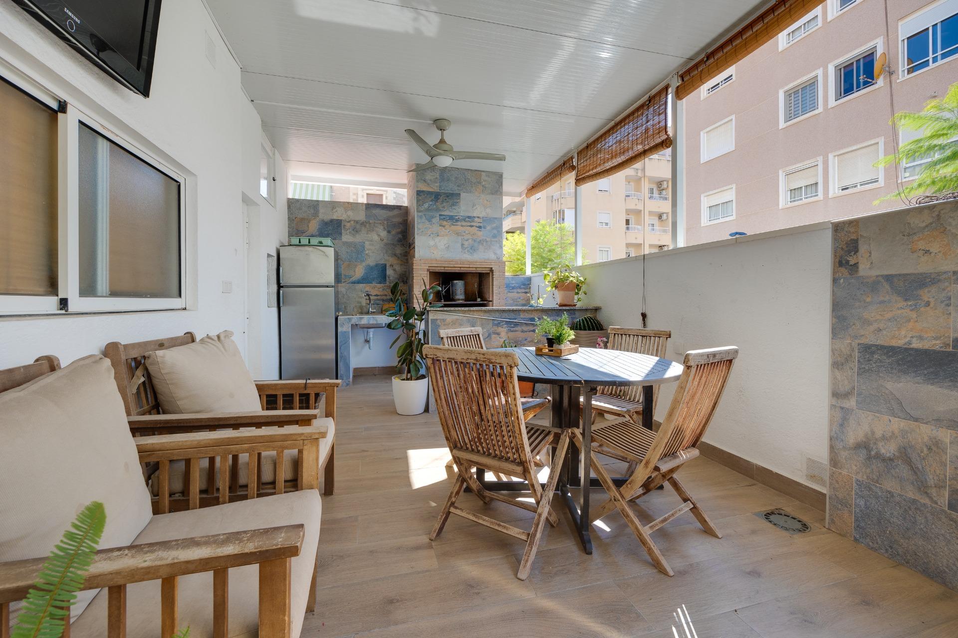 Resale - 3 Bedroom 1 Bathroom Town House in Torrevieja - Centro  - Alicante