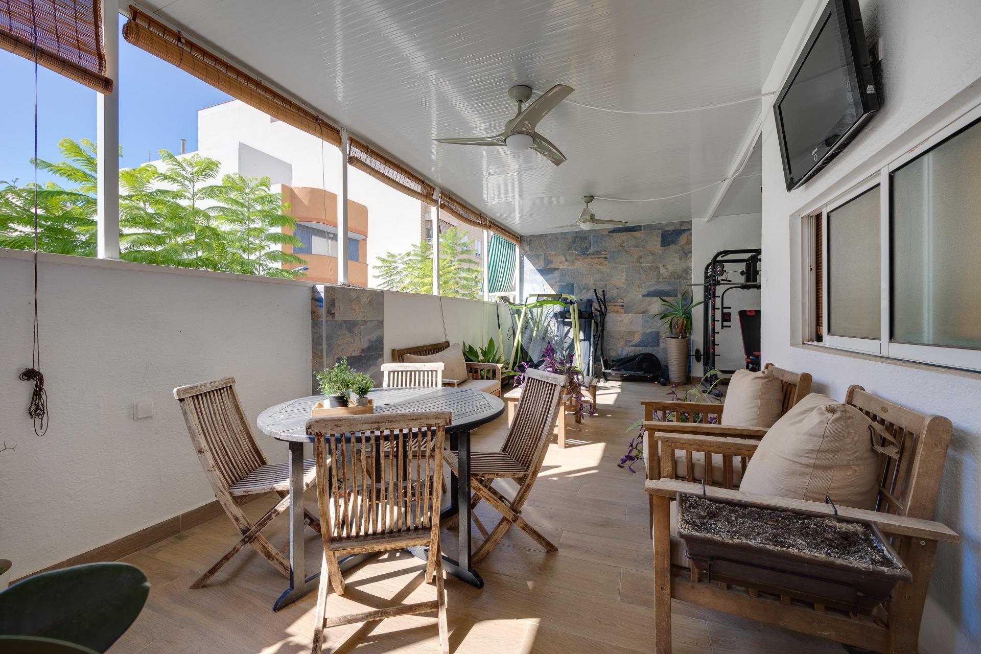 Resale - 3 Bedroom 1 Bathroom Town House in Torrevieja - Centro  - Alicante