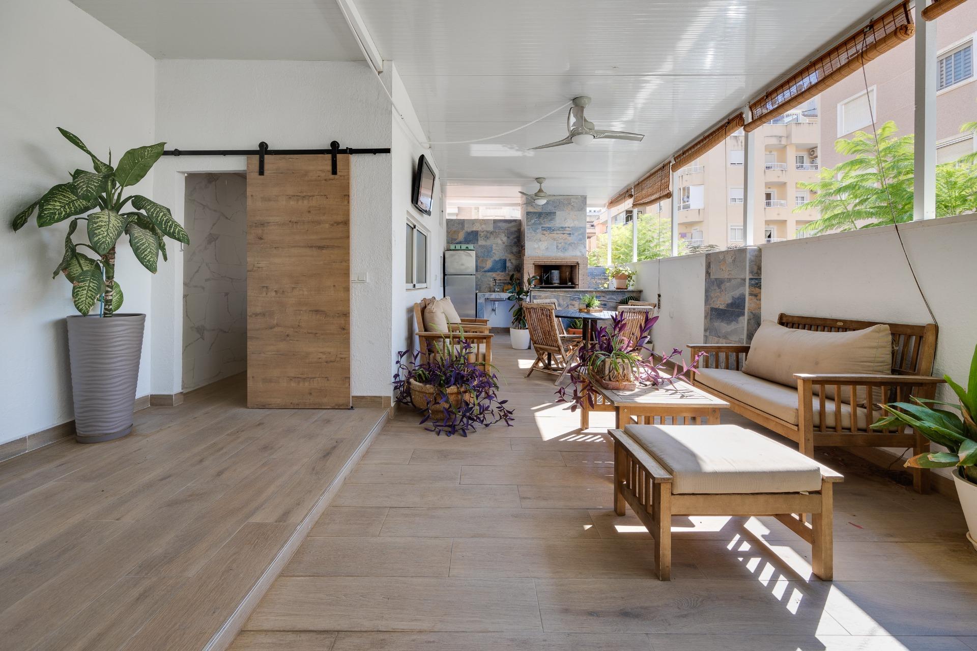 Resale - 3 Bedroom 1 Bathroom Town House in Torrevieja - Centro  - Alicante