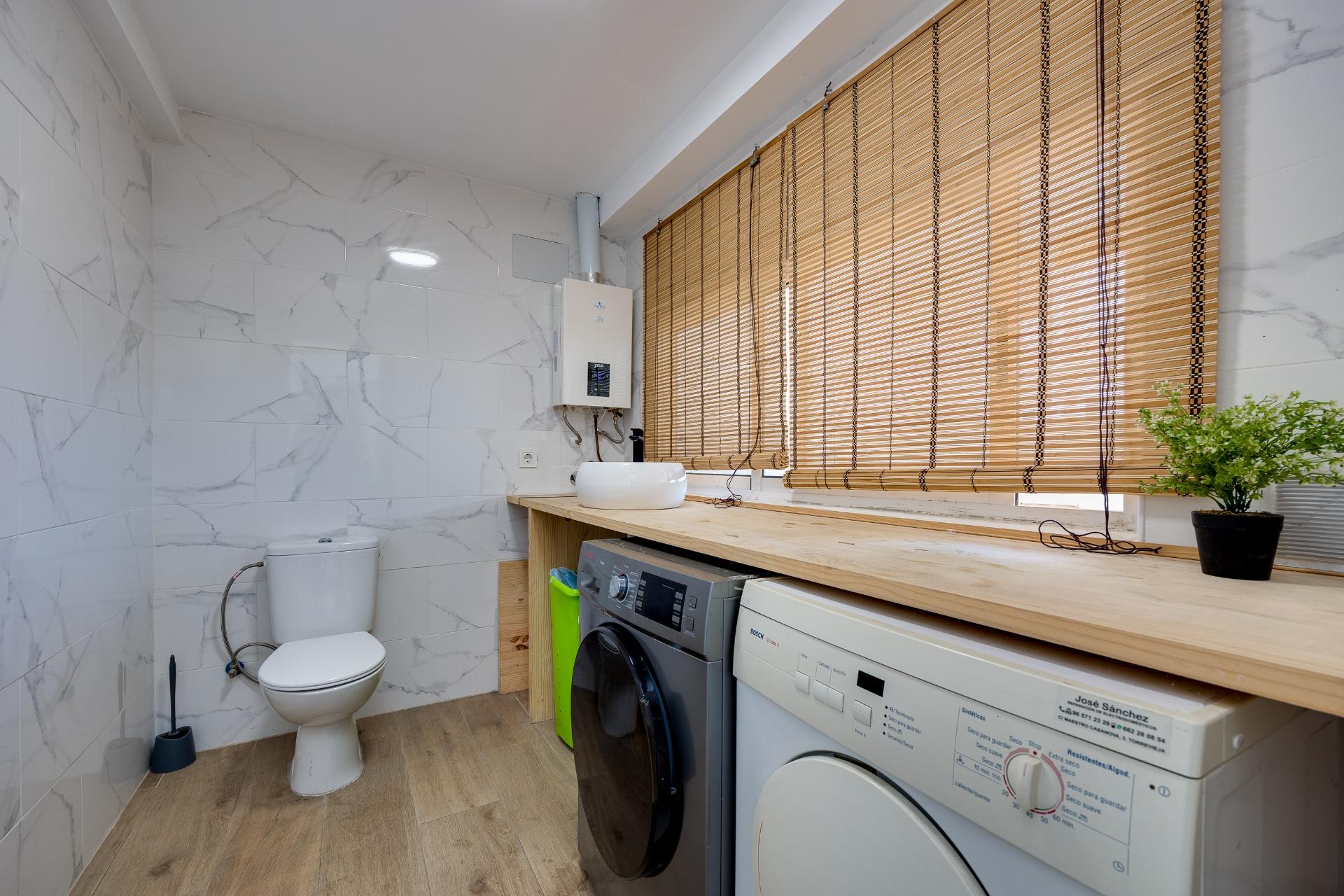 Resale - 3 Bedroom 1 Bathroom Town House in Torrevieja - Centro  - Alicante