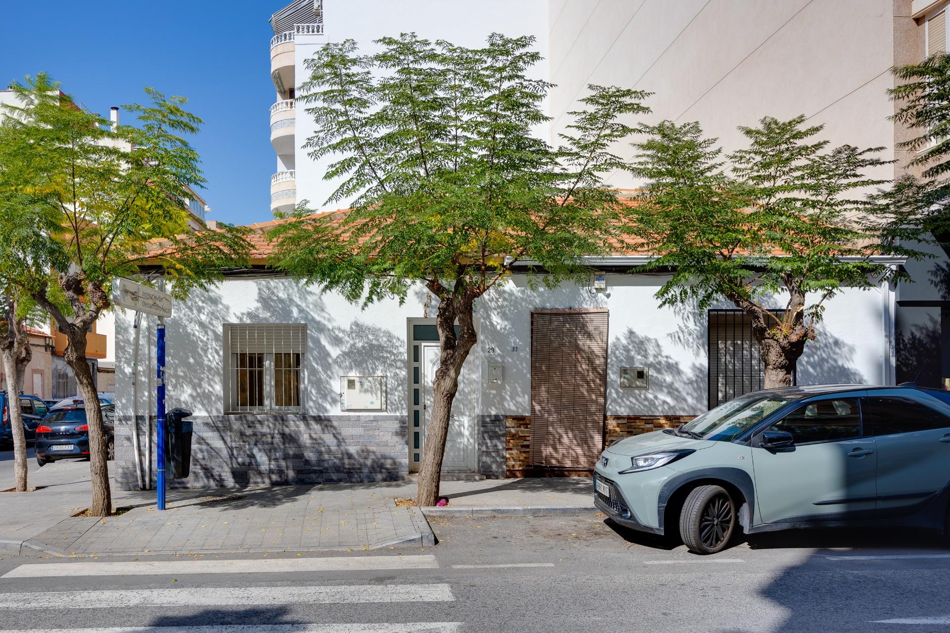 Resale - 3 Bedroom 1 Bathroom Town House in Torrevieja - Centro  - Alicante