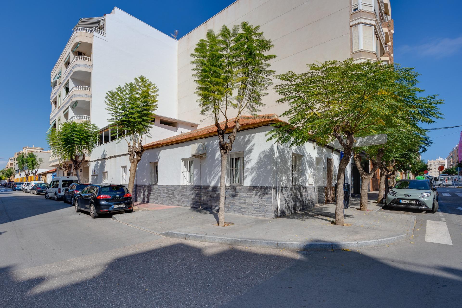 Resale - 3 Bedroom 1 Bathroom Town House in Torrevieja - Centro  - Alicante