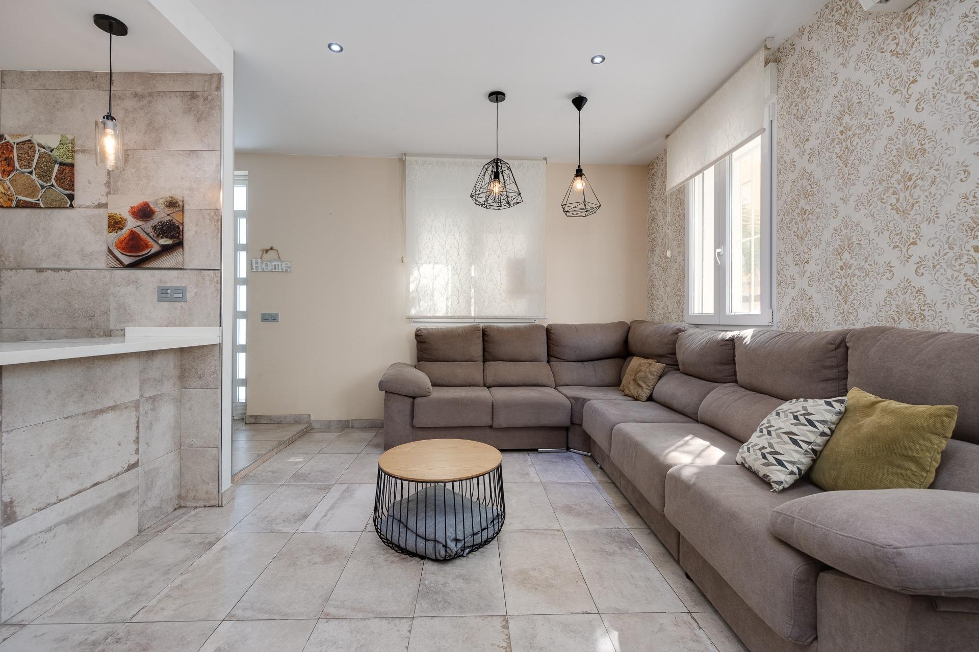 Resale - 3 Bedroom 1 Bathroom Town House in Torrevieja - Centro  - Alicante
