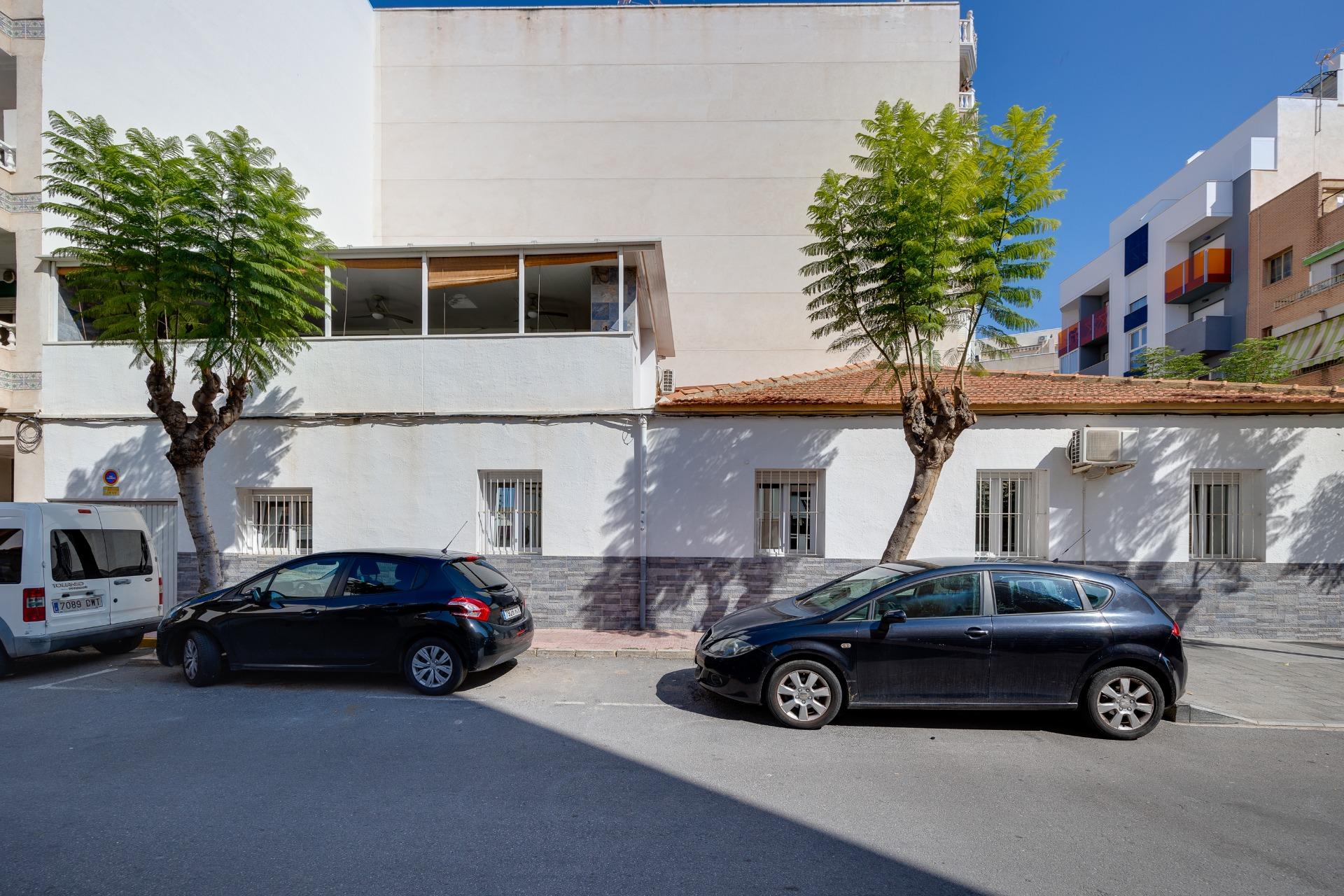 Resale - 3 Bedroom 1 Bathroom Town House in Torrevieja - Centro  - Alicante
