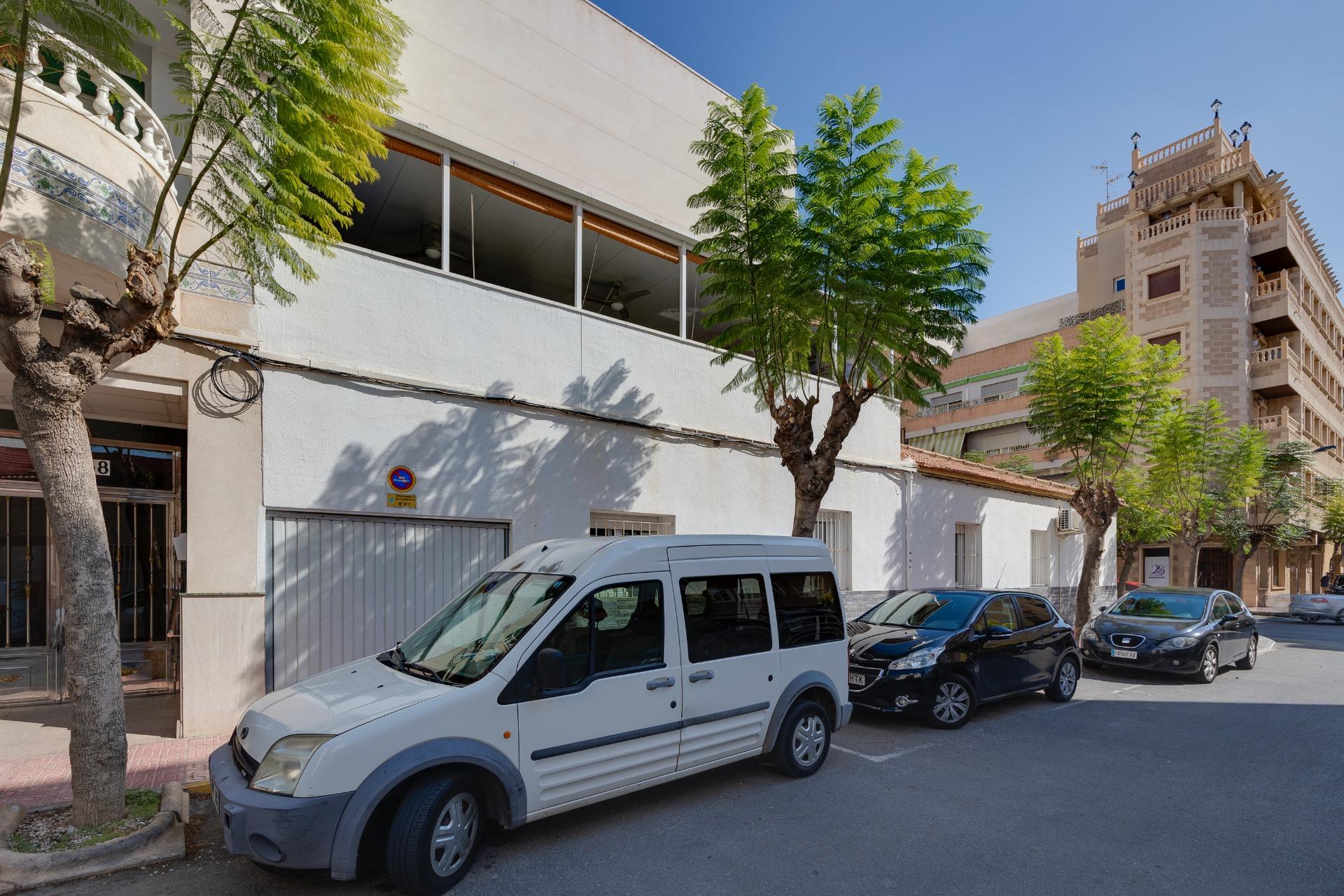 Resale - 3 Bedroom 1 Bathroom Town House in Torrevieja - Centro  - Alicante