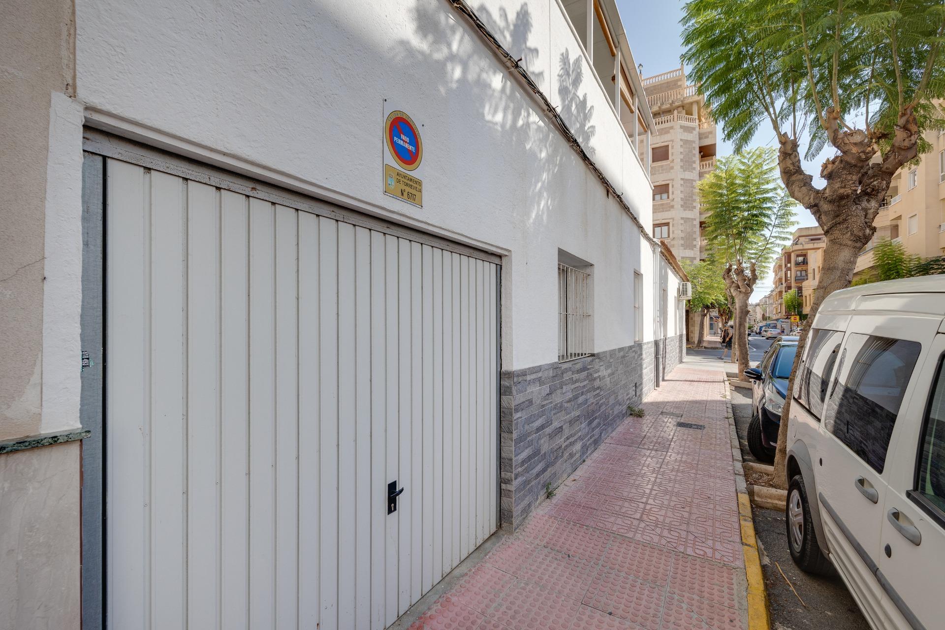Resale - 3 Bedroom 1 Bathroom Town House in Torrevieja - Centro  - Alicante