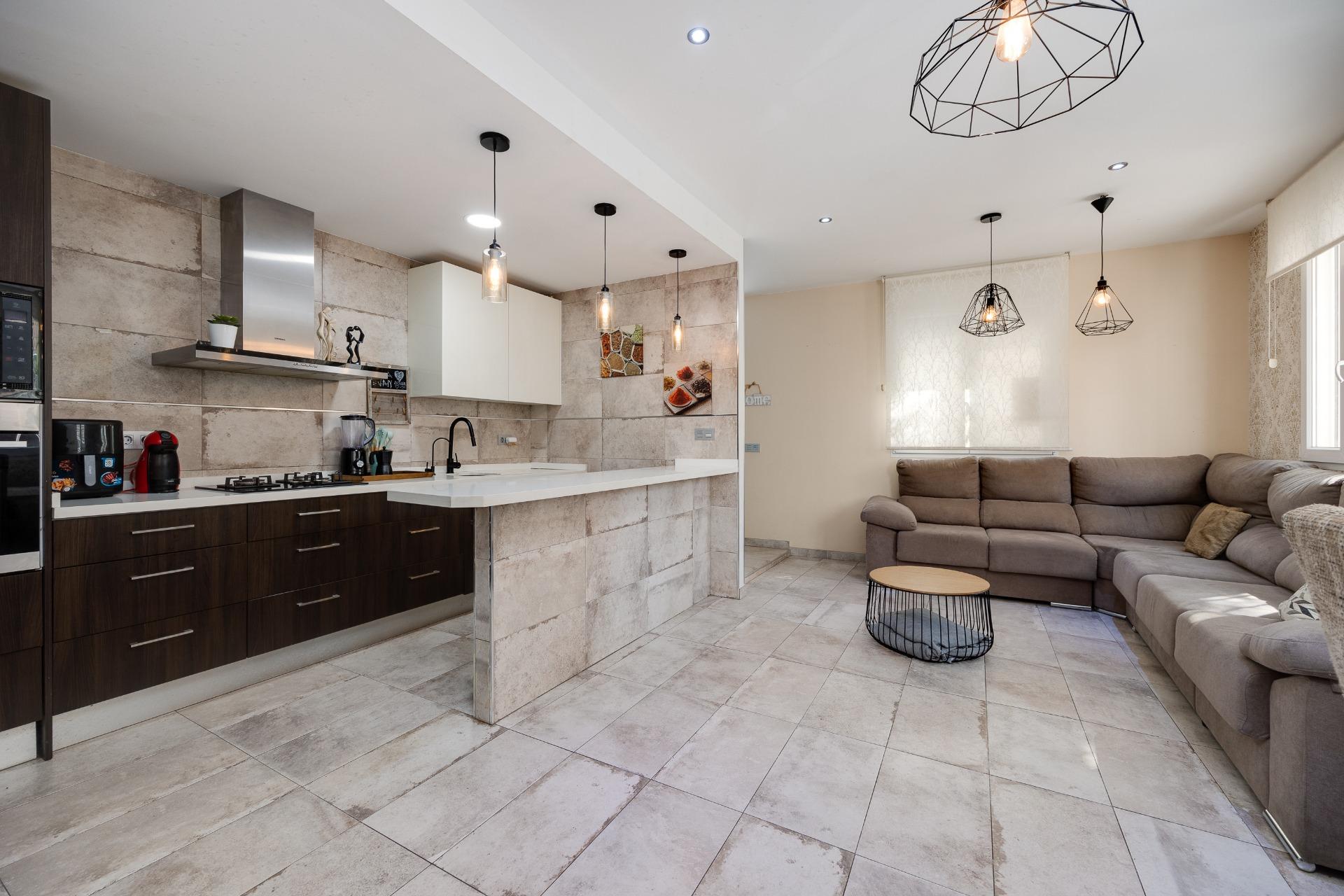 Resale - 3 Bedroom 1 Bathroom Town House in Torrevieja - Centro  - Alicante