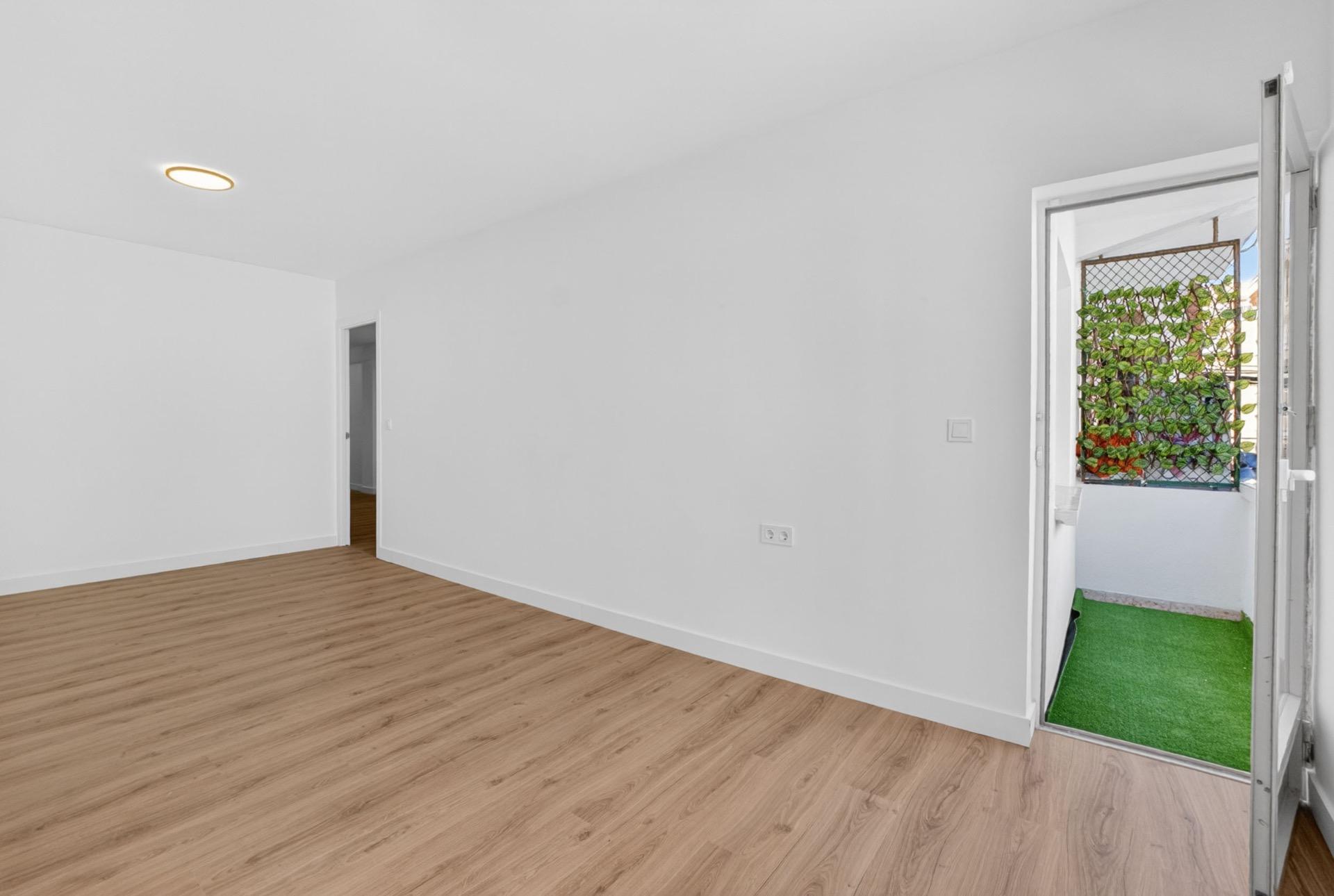 Resale - 3 Bedroom 1 Bathroom Apartment in Torrevieja - Centro  - Alicante