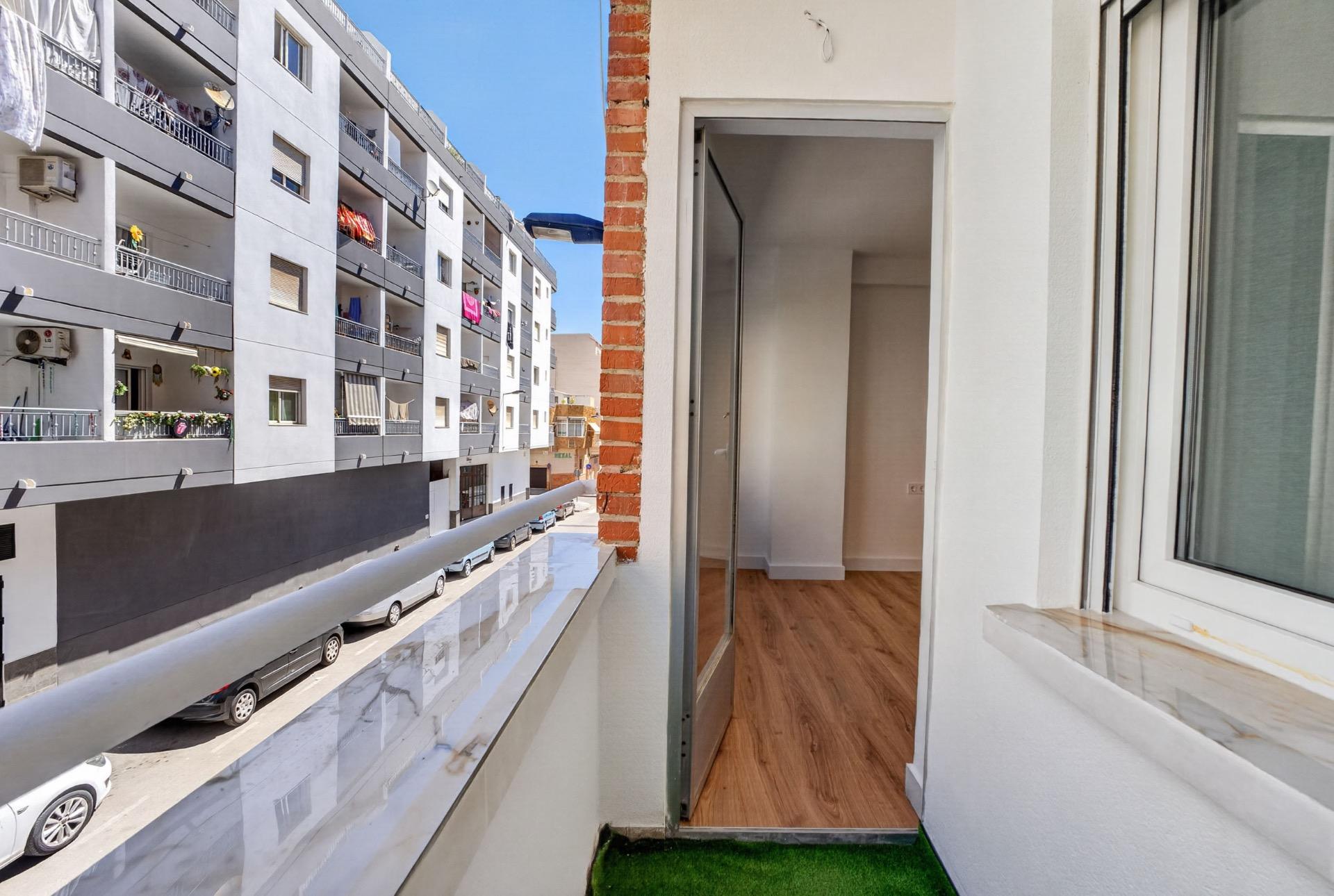 Resale - 3 Bedroom 1 Bathroom Apartment in Torrevieja - Centro  - Alicante