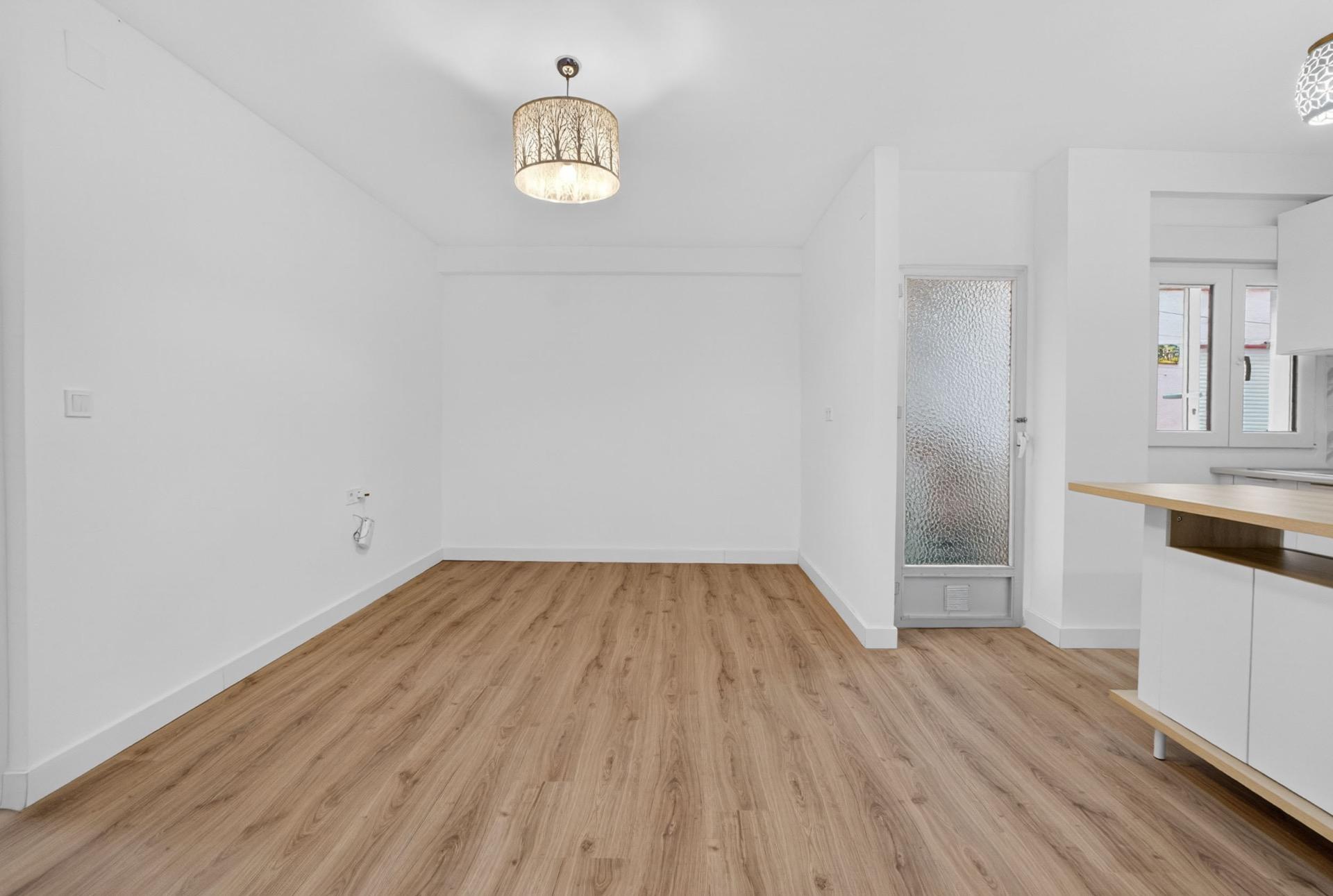 Resale - 3 Bedroom 1 Bathroom Apartment in Torrevieja - Centro  - Alicante