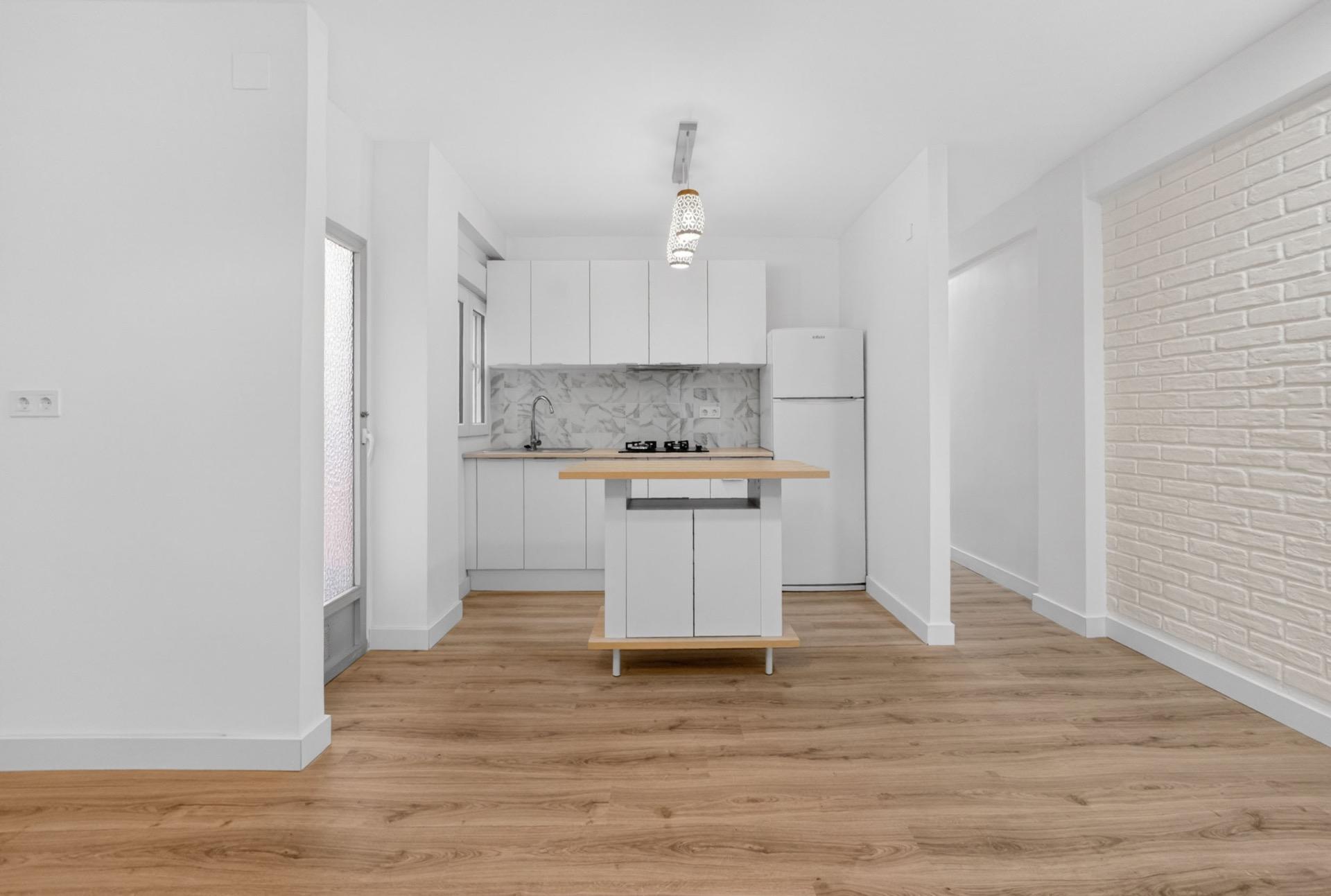 Resale - 3 Bedroom 1 Bathroom Apartment in Torrevieja - Centro  - Alicante