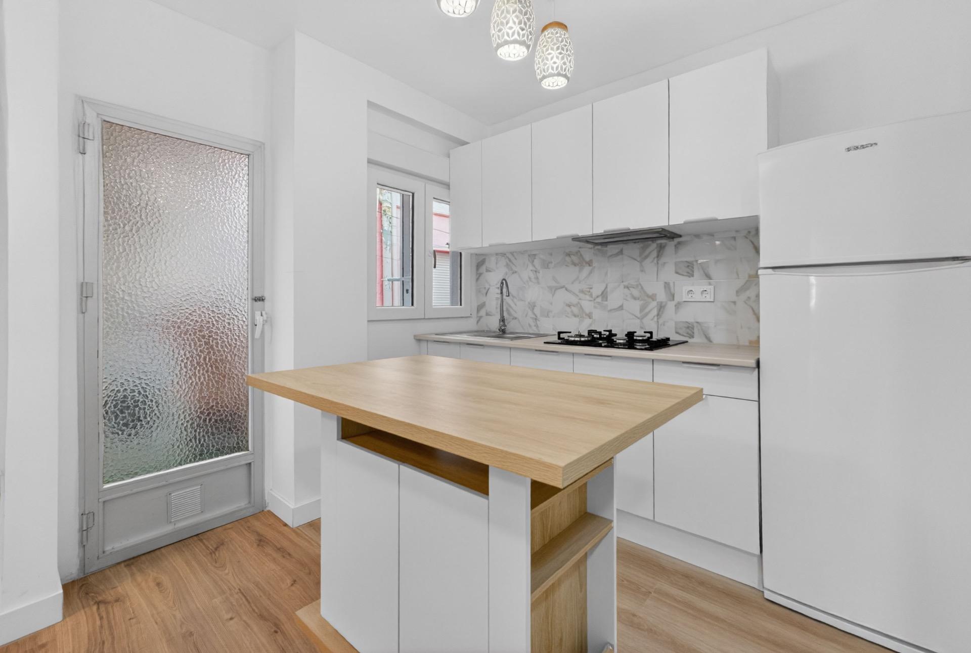 Resale - 3 Bedroom 1 Bathroom Apartment in Torrevieja - Centro  - Alicante