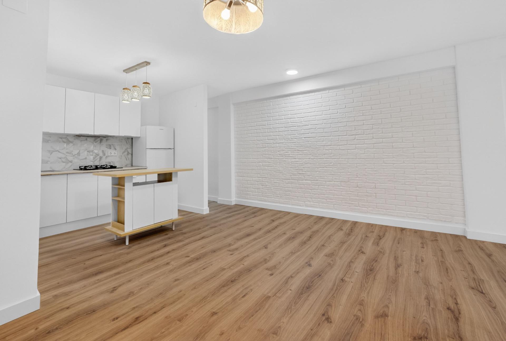 Resale - 3 Bedroom 1 Bathroom Apartment in Torrevieja - Centro  - Alicante