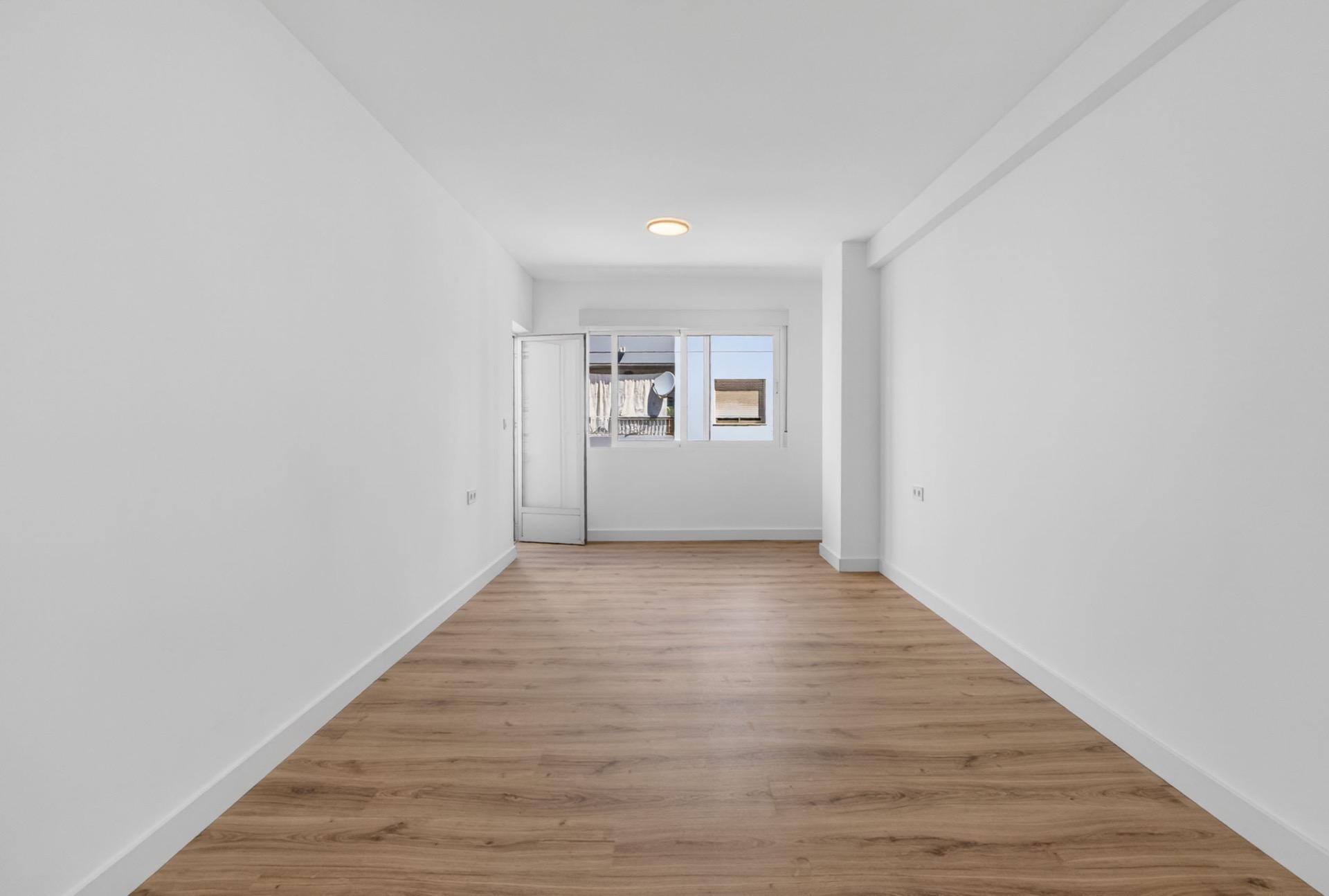 Resale - 3 Bedroom 1 Bathroom Apartment in Torrevieja - Centro  - Alicante
