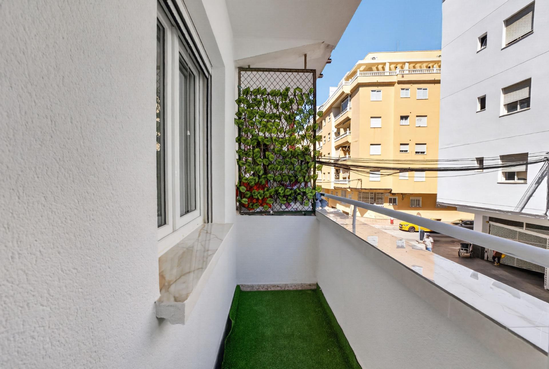Resale - 3 Bedroom 1 Bathroom Apartment in Torrevieja - Centro  - Alicante
