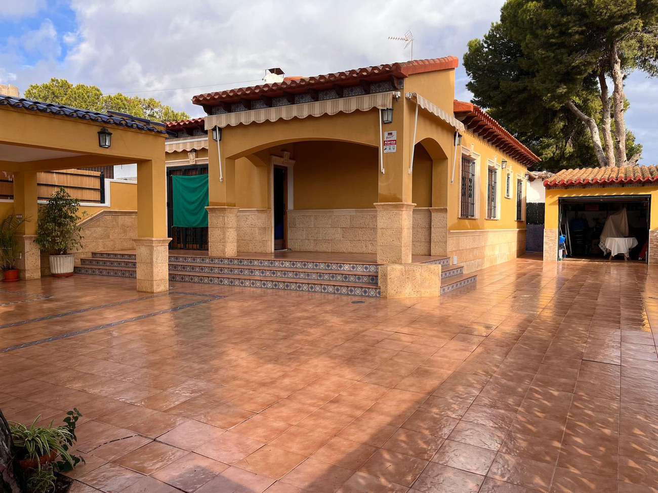 Resale - 3 Bedroom 2 Bathroom Semi Detached in Orihuela Costa - Punta Prima  - Alicante