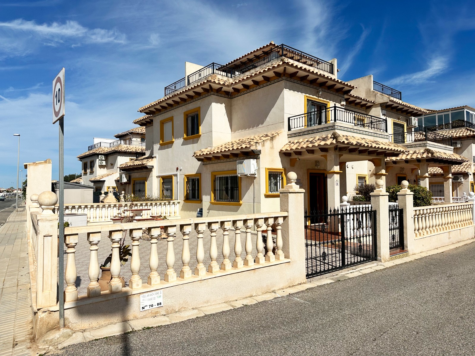 Resale - 2 Bedroom 2 Bathroom Town House in Orihuela Costa - Costa Blanca  - Alicante