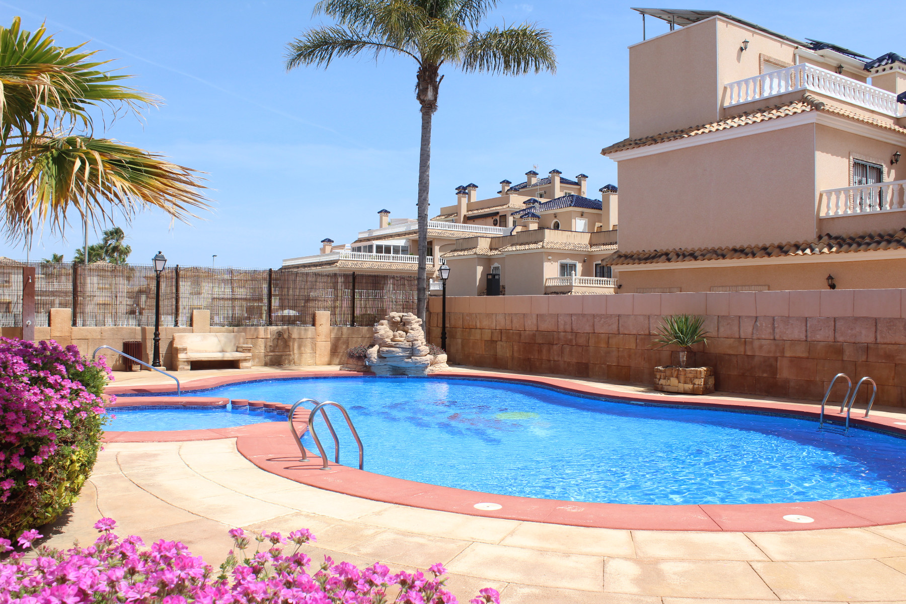 Resale - 3 Bedroom 2 Bathroom Villa in Villamartin - Costa Blanca  - Alicante