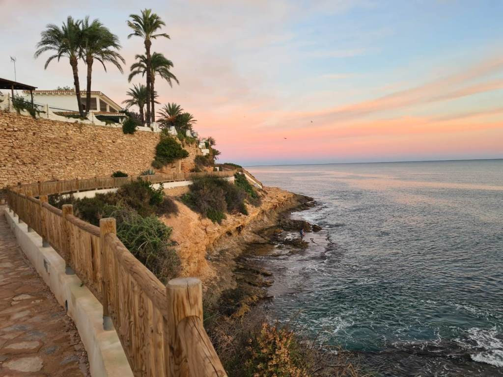 Resale - 3 Bedroom 2 Bathroom Villa in Villamartin - Costa Blanca  - Alicante
