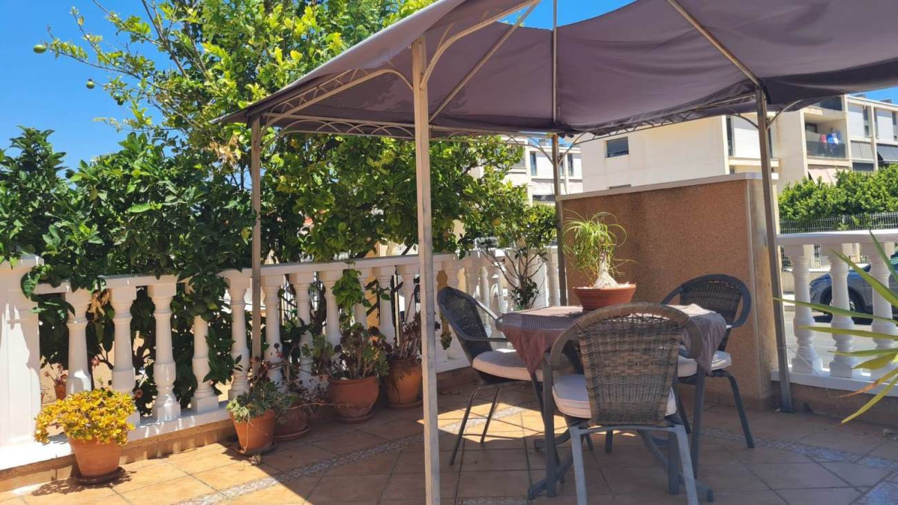 Resale - 3 Bedroom 2 Bathroom Villa in Villamartin - Costa Blanca  - Alicante