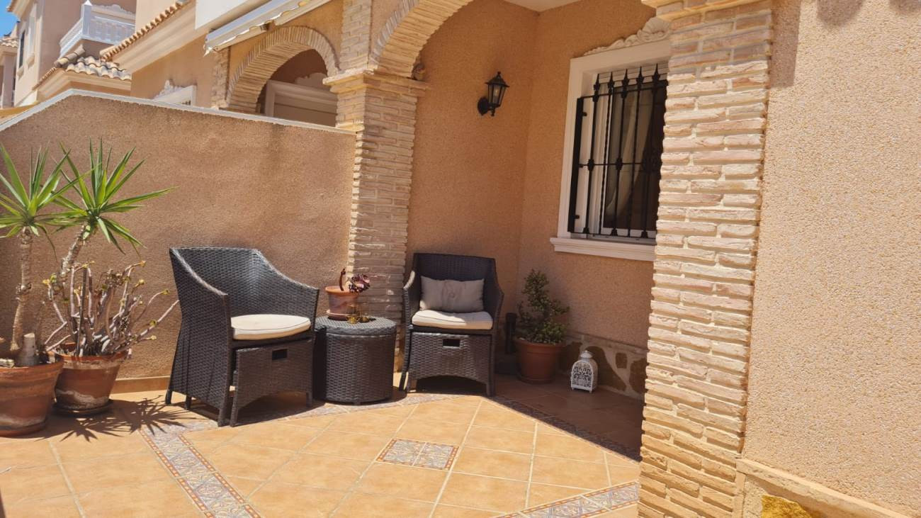 Resale - 3 Bedroom 2 Bathroom Villa in Villamartin - Costa Blanca  - Alicante