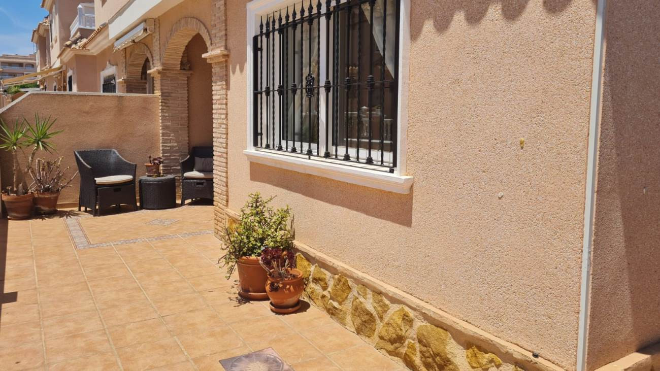 Resale - 3 Bedroom 2 Bathroom Villa in Villamartin - Costa Blanca  - Alicante