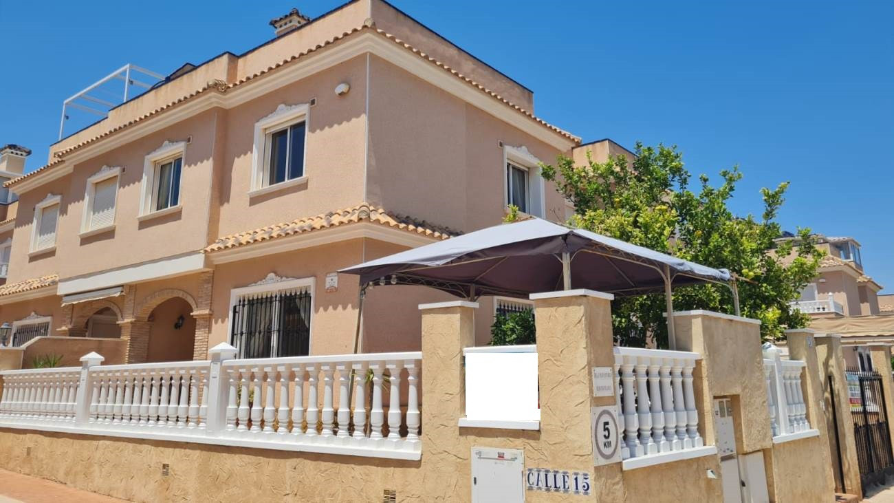 Resale - 3 Bedroom 2 Bathroom Villa in Villamartin - Costa Blanca  - Alicante