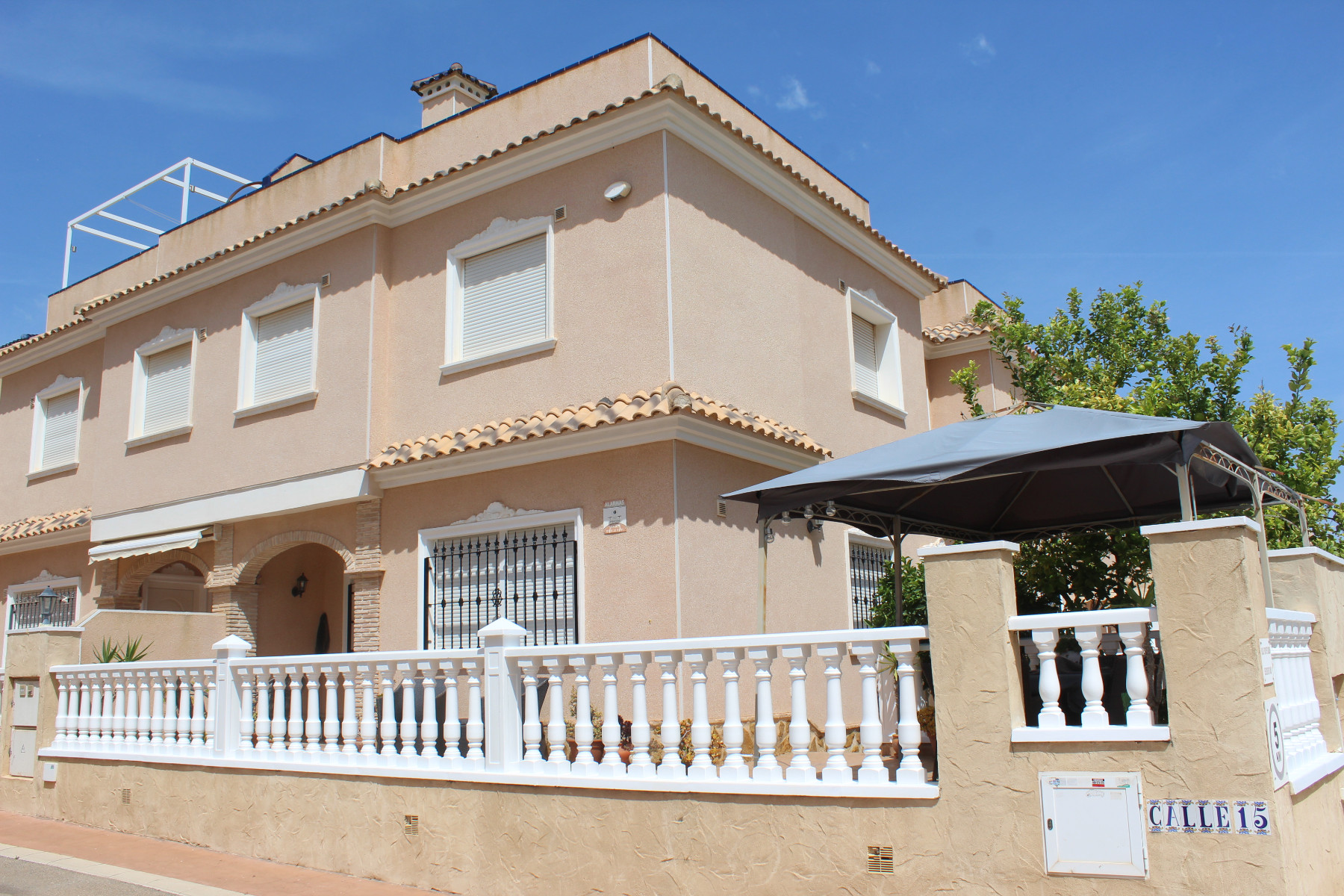 Resale - 3 Bedroom 2 Bathroom Villa in Villamartin - Costa Blanca  - Alicante