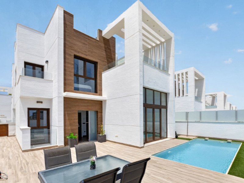 Resale - 3 Bedroom 3 Bathroom Villa in Torrevieja - Costa Blanca  - Alicante