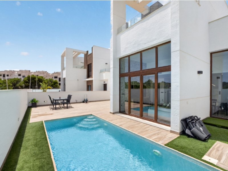 Resale - 3 Bedroom 3 Bathroom Villa in Torrevieja - Costa Blanca  - Alicante