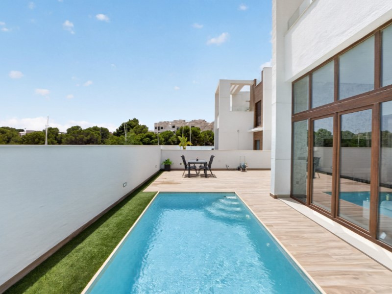 Resale - 3 Bedroom 3 Bathroom Villa in Torrevieja - Costa Blanca  - Alicante