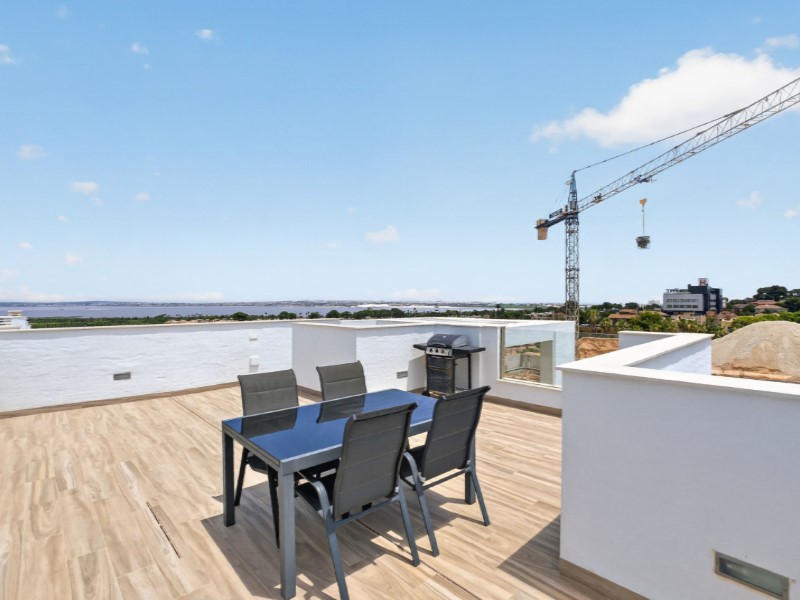 Resale - 3 Bedroom 3 Bathroom Villa in Torrevieja - Costa Blanca  - Alicante