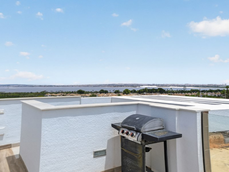 Resale - 3 Bedroom 3 Bathroom Villa in Torrevieja - Costa Blanca  - Alicante