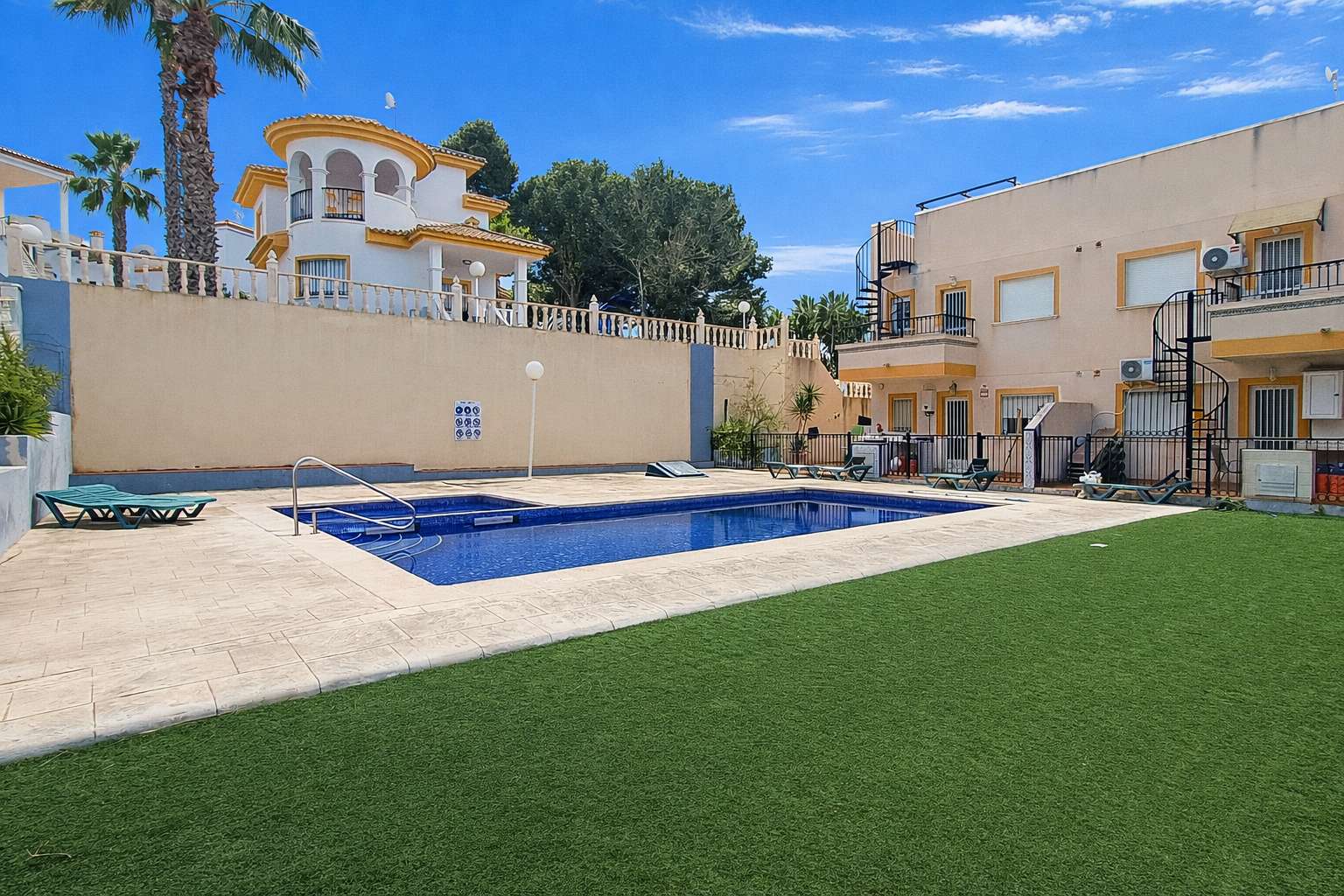 Resale - 2 Bedroom 1 Bathroom Apartment in Villamartin - Costa Blanca  - Alicante