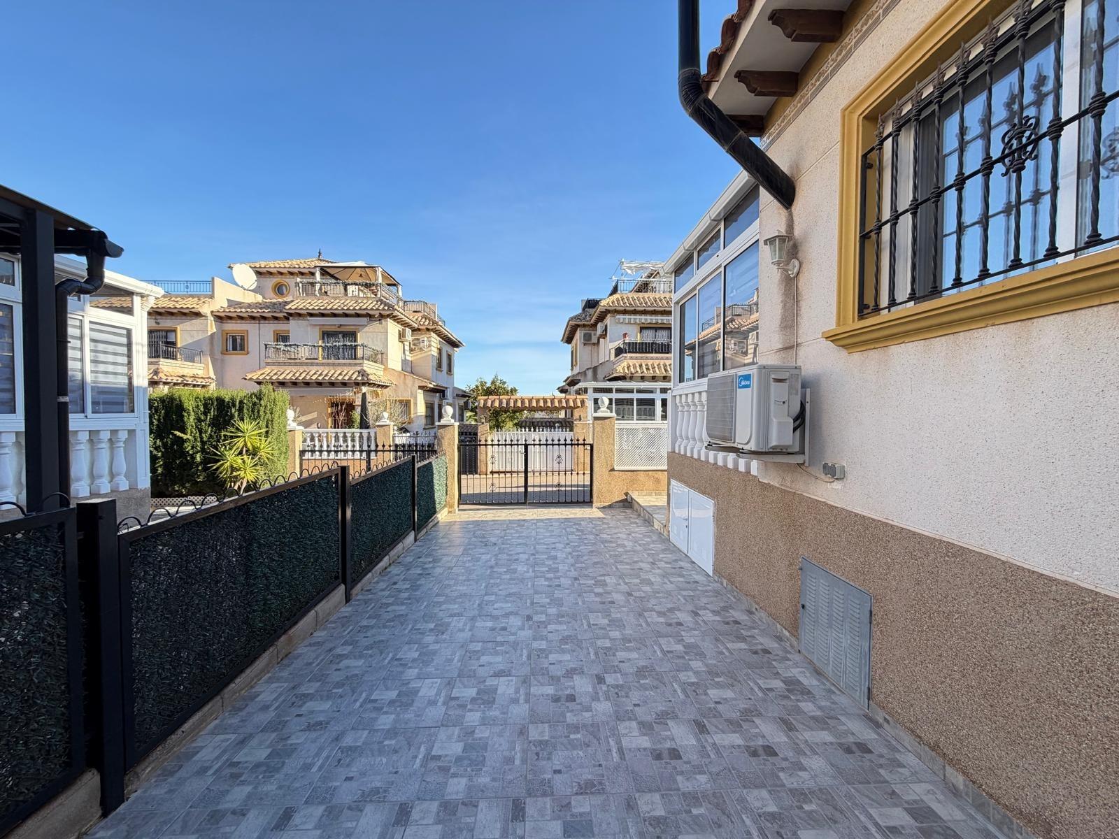 Resale - 2 Bedroom 2 Bathroom Town House in Orihuela Costa - Las Filipinas  - Alicante
