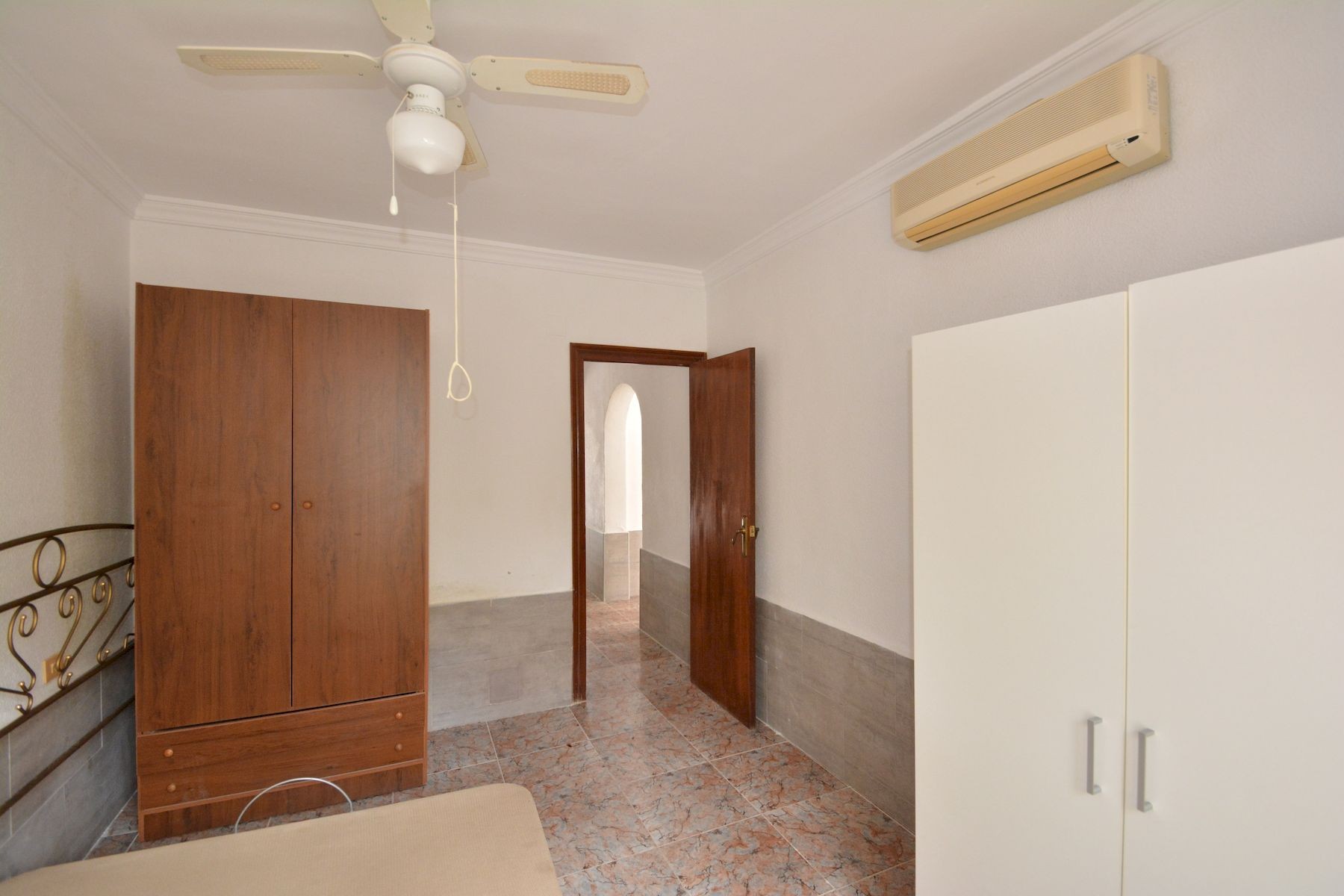 Resale - 4 Bedroom 2 Bathroom Town House in Torrevieja - Costa Blanca  - Alicante