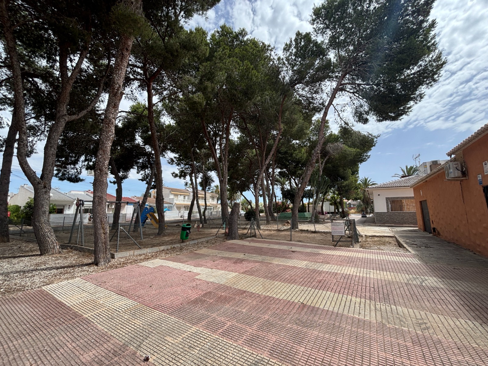 Resale - 4 Bedroom 2 Bathroom Town House in Torrevieja - Costa Blanca  - Alicante