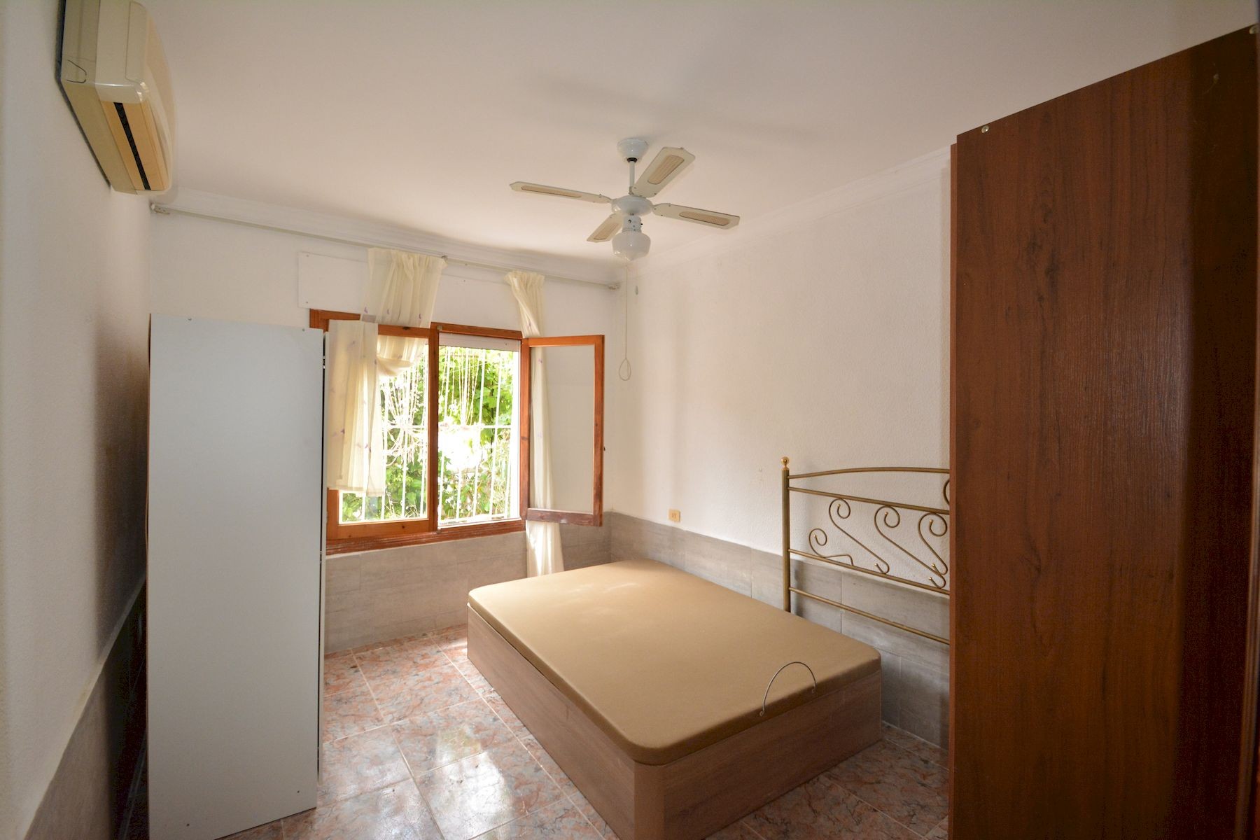 Resale - 4 Bedroom 2 Bathroom Town House in Torrevieja - Costa Blanca  - Alicante