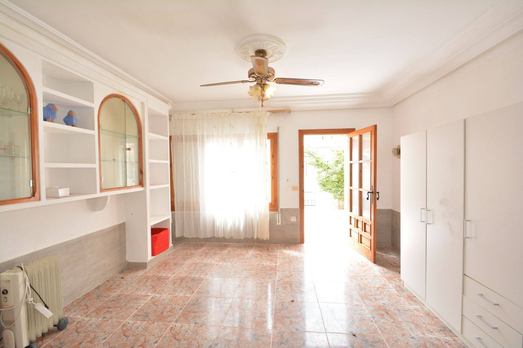Resale - 4 Bedroom 2 Bathroom Town House in Torrevieja - Costa Blanca  - Alicante